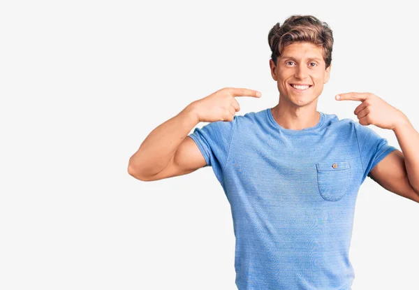 Homem Bonito Jovem Vestindo Roupas Casuais Sorrindo Alegre Mostrando Apontando — Fotografia de Stock