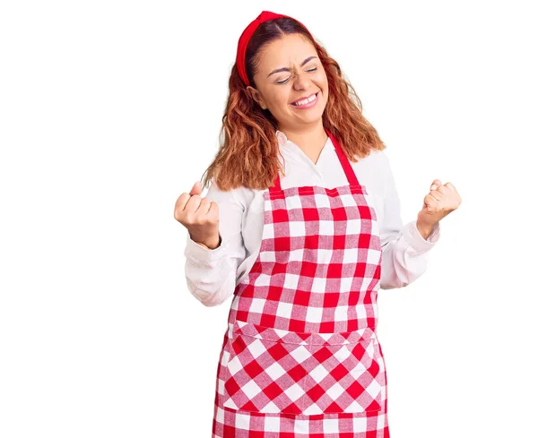 Mujer Latina Joven Vistiendo Delantal Muy Feliz Emocionada Haciendo Gesto — Foto de Stock