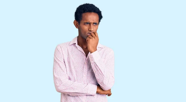 Afrikaanse Knappe Man Draagt Casual Roze Shirt Kijken Gestrest Nerveus — Stockfoto