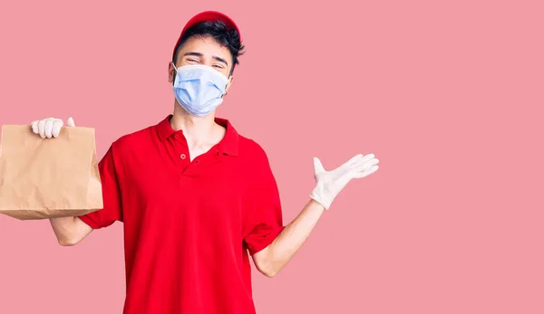 Jonge Latijns Amerikaanse Man Draagt Levering Uniform Medisch Masker Houden — Stockfoto