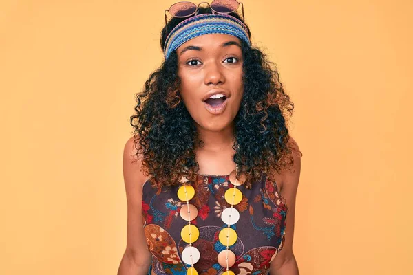 Jonge Afro Amerikaanse Vrouw Draagt Bohemien Hippie Stijl Bang Verbaasd — Stockfoto