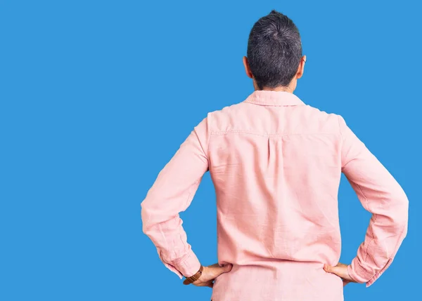 Jeune Femme Aux Cheveux Courts Portant Des Vêtements Décontractés Debout — Photo