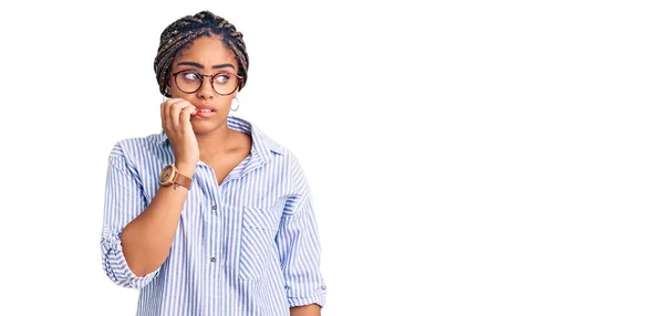 Mujer Afroamericana Joven Con Trenzas Que Usan Ropa Casual Gafas —  Fotos de Stock
