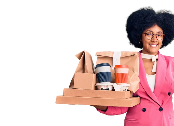 Jovem Afro Americana Vestindo Roupas Negócios Segurando Comida Entrega Sorrindo — Fotografia de Stock