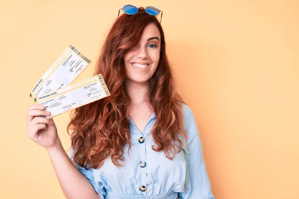 Joven Hermosa Mujer Sosteniendo Tarjeta Embarque Mirando Positiva Feliz Pie —  Fotos de Stock