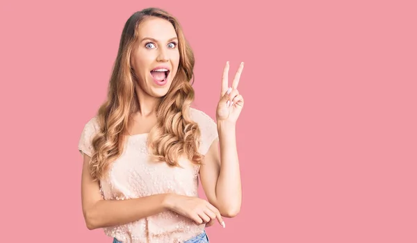 Mulher Branca Bonita Nova Com Cabelo Loiro Vestindo Roupas Casuais — Fotografia de Stock