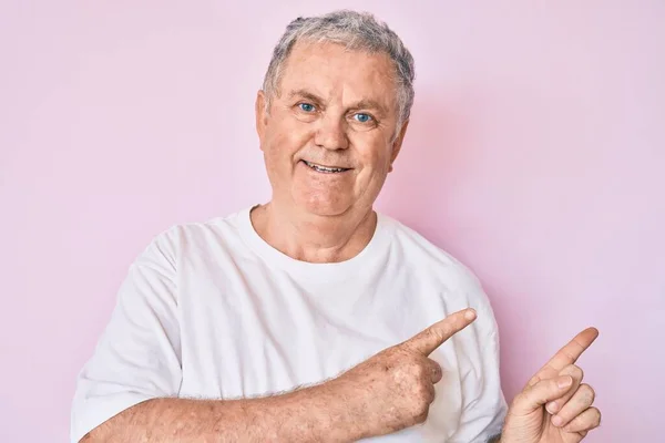 Älterer Grauhaariger Mann Lässigem Weißem Shirt Lächelt Und Blickt Mit — Stockfoto