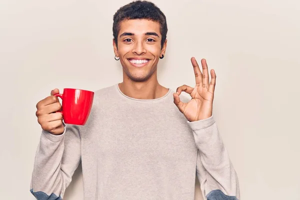 Jonge Afrikaanse Amerikaanse Man Houdt Koffie Doet Teken Met Vingers — Stockfoto