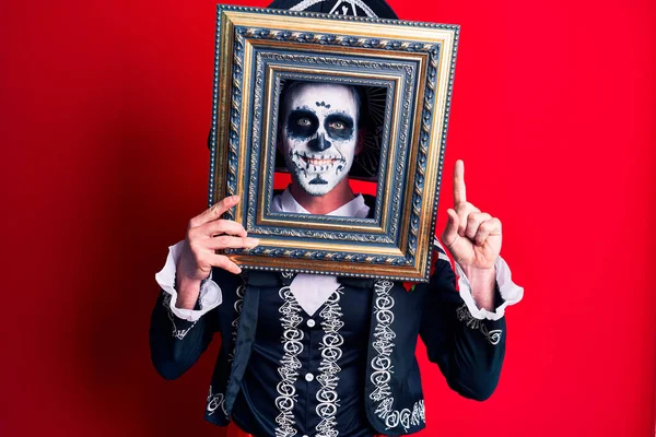 Mladý Muž Mexickém Dni Mrtvého Kostýmu Držící Prázdný Rám Překvapený — Stock fotografie