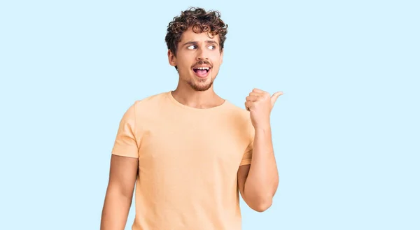 Jovem Homem Bonito Com Cabelo Encaracolado Vestindo Roupas Casuais Sorrindo — Fotografia de Stock