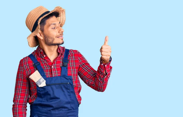 Bonito Latino Americano Jovem Weaing Handyman Uniforme Olhando Orgulhoso Sorrindo — Fotografia de Stock