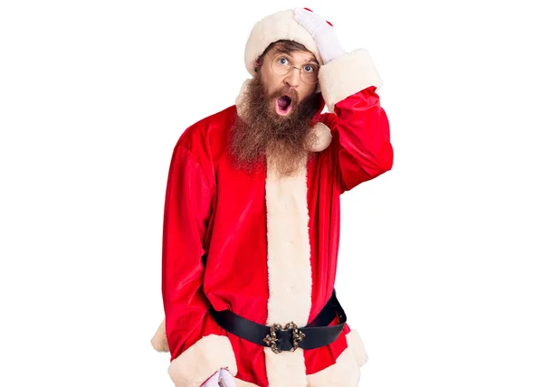 Uzun Sakallı Noel Baba Kostümü Giyen Yakışıklı Kızıl Saçlı Adam — Stok fotoğraf