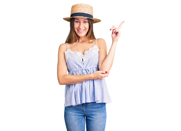 美しいブルネット若いです女性身に着けています夏の帽子笑顔幸せな指して手と指へザ側 — ストック写真