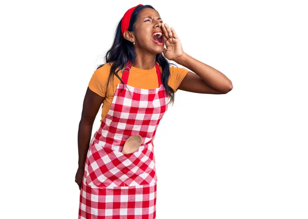 Chica India Joven Con Delantal Panadero Profesional Gritando Gritando Fuerte — Foto de Stock