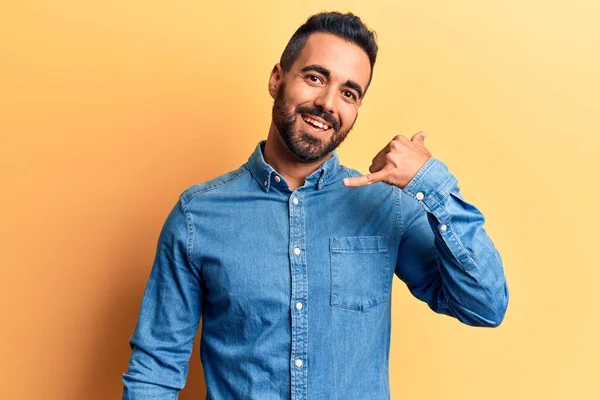 Mladý Hispánec Oblečený Neformálního Oblečení Usmívá Gestikuluje Rukama Prsty Jako — Stock fotografie