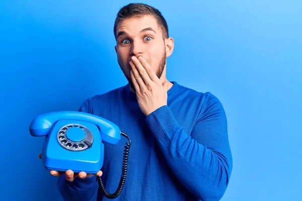 Junger Gutaussehender Mann Mit Einem Alten Telefon Das Den Mund — Stockfoto