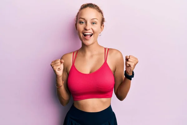 Hermosa Mujer Caucásica Vistiendo Ropa Deportiva Celebrando Sorprendida Sorprendida Por — Foto de Stock