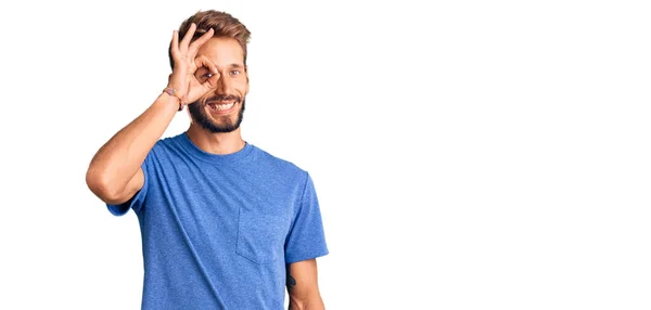 Knappe Blonde Man Met Baard Dragen Casual Kleding Lachend Gelukkig — Stockfoto