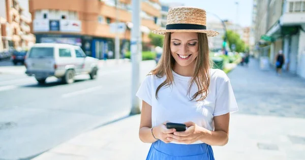 Genç Sarışın Kadın Tatilde Gülümsüyor Şehrin Caddesinde Akıllı Telefon Kullanıyor — Stok fotoğraf