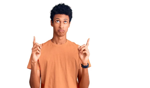 Jovem Afro Americano Vestindo Roupas Casuais Apontando Para Cima Olhando — Fotografia de Stock