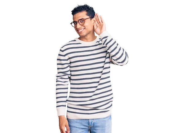 Латиноамериканец Красивый Молодой Человек Повседневной Одежде Очках Улыбаясь Рукой Ухом — стоковое фото