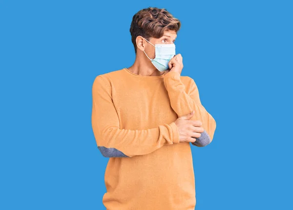 Ung Stilig Man Klädd Medicinsk Mask Ser Stressad Och Nervös — Stockfoto