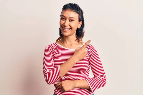 Mujer Joven Vistiendo Ropa Casual Sonriendo Alegre Señalando Con Mano — Foto de Stock