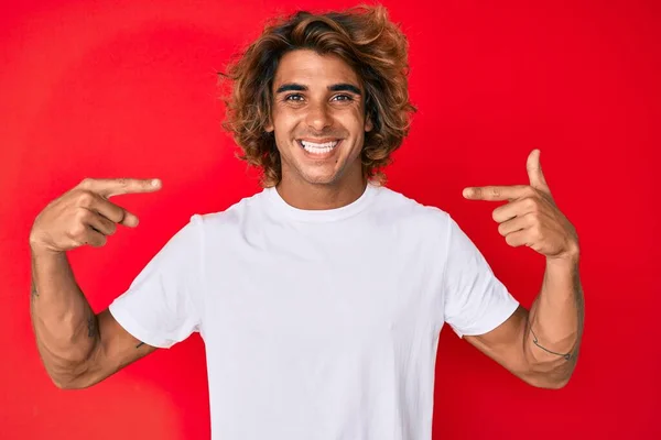 Joven Hombre Hispano Vistiendo Camiseta Blanca Casual Mirando Confiado Con — Foto de Stock