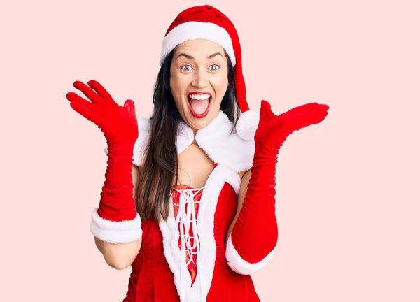 Νεαρή Όμορφη Καυκάσια Γυναίκα Φορώντας Κοστούμι Άγιος Βασίλης Γιορτάζει Τρελό — Φωτογραφία Αρχείου