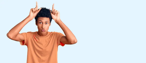 Jovem Afro Americano Vestindo Roupas Casuais Fazendo Gesto Engraçado Com — Fotografia de Stock