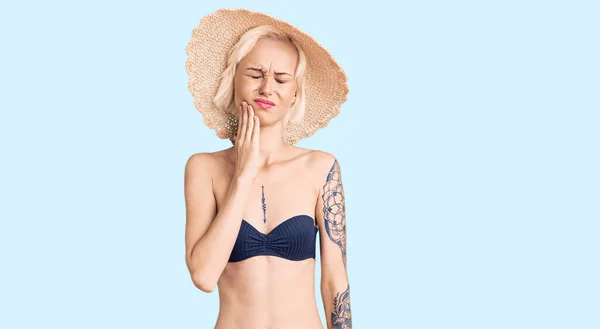 Jeune Femme Blonde Avec Tatouage Portant Bikini Chapeau Été Touchant — Photo