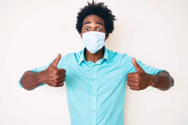 Snygg Afrikansk Amerikansk Man Med Afro Hår Bär Medicinsk Mask — Stockfoto