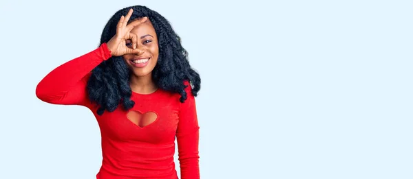 Mooie Afrikaanse Amerikaanse Vrouw Dragen Casual Kleding Doen Gebaar Met — Stockfoto