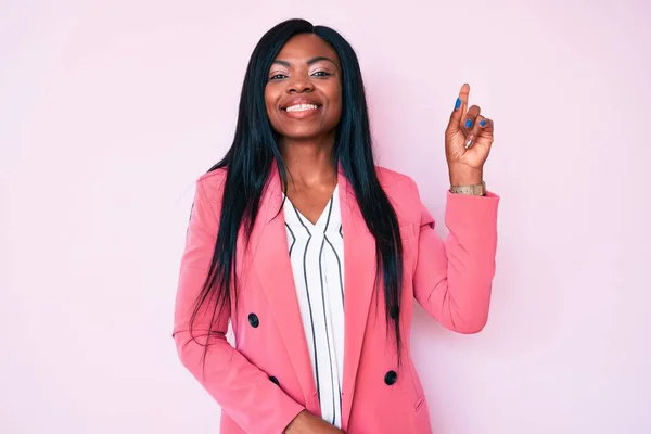 Junge Afrikanisch Amerikanische Frau Trägt Businesskleidung Mit Einem Breiten Lächeln — Stockfoto