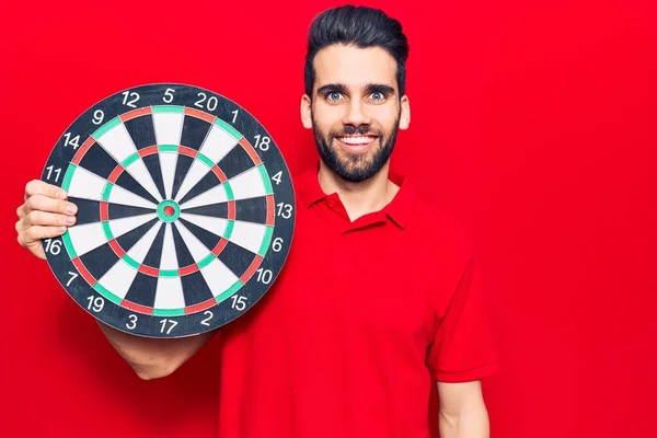 Jovem Homem Bonito Com Barba Segurando Dardo Olhando Positivo Feliz — Fotografia de Stock