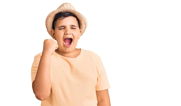Küçük Çocuk Yaz Şapkası Takıyor Hawaii Mayosu Giyiyor Kızgın Kızgın — Stok fotoğraf