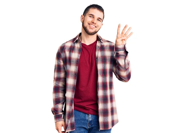若いですハンサムな男身に着けていますカジュアルシャツ表示し 指番号4と指摘しながら 自信と幸せ — ストック写真