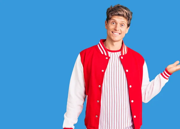 Jovem Homem Bonito Vestindo Uniforme Beisebol Sorrindo Alegre Apresentando Apontando — Fotografia de Stock