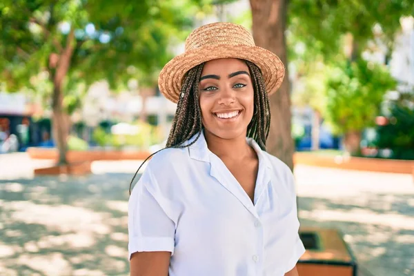 Joven Mujer Afroamericana Con Trenzas Sonriendo Feliz Aire Libre Día —  Fotos de Stock