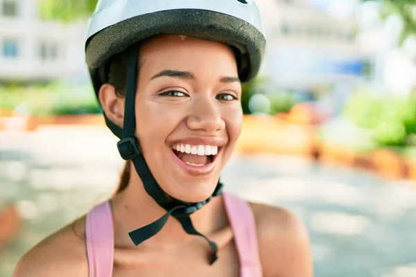 Kasabada Bisiklet Kaskı Takarak Gülümseyen Güzel Spanyol Bisikletçi Kadın — Stok fotoğraf