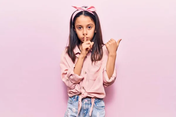 美しい子供の女の子のカジュアルな服を唇の側に手を指して指で静かにするように求めて着ている 沈黙と秘密の概念 — ストック写真