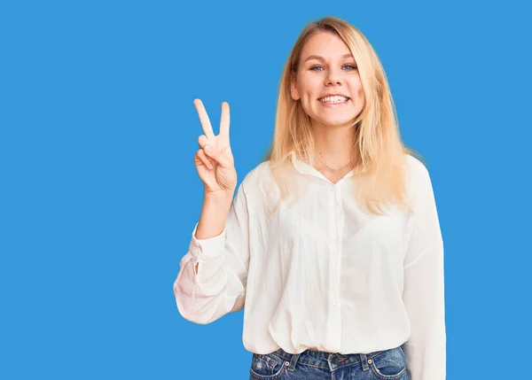 Jovem Mulher Loira Bonita Vestindo Camisa Casual Sorrindo Com Rosto — Fotografia de Stock