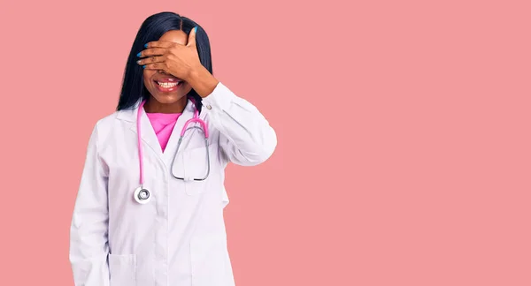 Joven Mujer Afroamericana Vistiendo Estetoscopio Médico Sonriendo Riendo Con Mano — Foto de Stock