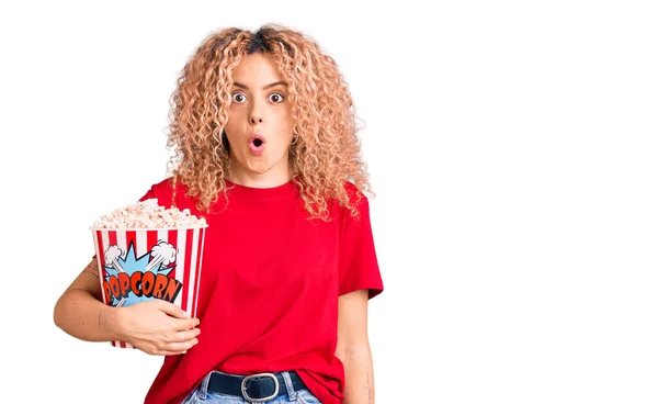 Giovane Donna Bionda Con Capelli Ricci Mangiare Popcorn Spaventato Stupito — Foto Stock