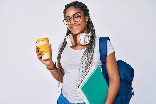 Ung Afrikansk Amerikansk Kvinna Med Flätor Bär Student Ryggsäck Dricka — Stockfoto