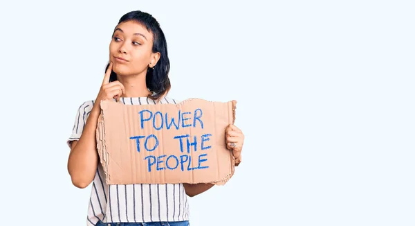Mujer Joven Sosteniendo Poder Pancarta Gente Cara Seria Pensando Pregunta —  Fotos de Stock