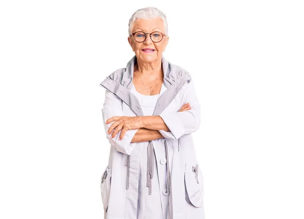 Senior Krásná Žena Modrýma Očima Šedé Vlasy Sobě Ležérní Oblečení — Stock fotografie