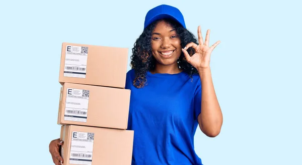 Jovem Afro Americana Segurando Pacote Entrega Fazendo Sinal Com Dedos — Fotografia de Stock