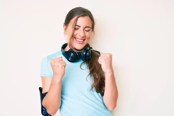 Mooie Jonge Kaukasische Vrouw Draagt Sportschool Kleding Het Gebruik Van — Stockfoto