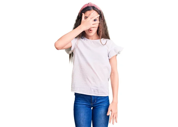 Menina Bonito Hispânico Criança Vestindo Casual Tshirt Branca Espreitando Choque — Fotografia de Stock